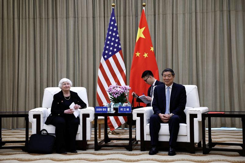 &copy; Reuters. 　イエレン米財務長官は６日、中国の何立峰副首相と会談し「均衡の取れた」経済成長について協議を開始することで合意したと述べた。（２０２４年　ロイター/Tingshu Wang）