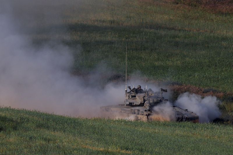 &copy; Reuters. FILE PHOTO: An Israeli tank maneuvers near the Israel-Gaza border, April 2, 2024. REUTERS/Hannah McKay