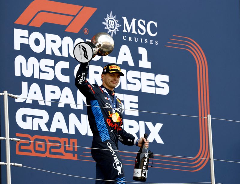 &copy; Reuters. El piloto de Red Bull Max Verstappen celebra con el trofeo tras ganar el Gran Premio de Japón de Fórmula 1, en el circuito de Suzuka, en Suzuka, Japón - Abril 7, 2024. REUTERS/Issei Kato