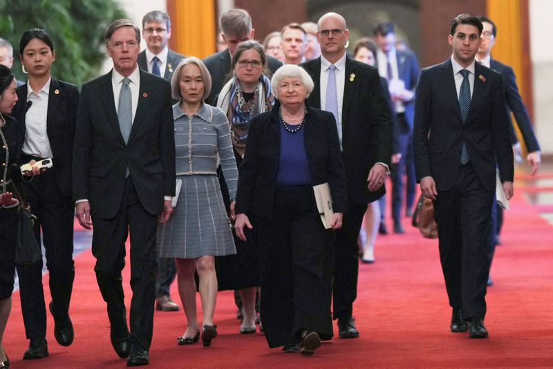 &copy; Reuters. La secretaria del Tesoro de Estados Unidos, Janet Yellen, camina con el embajador de Estados Unidos en China, Nicholas Burns, para asistir a una reunión con el primer ministro chino, Li Qiang, en el Gran Salón del Pueblo en Pekín, China, el 7 de abril 
