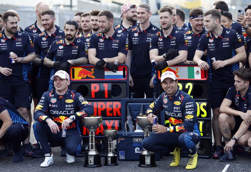 &copy; Reuters. El piloto de Red Bull Max Verstappen celebra junto a su equipo y su compañero Sergio Pérez tras ganar el Gran Premio de Japón de Fórmula 1, en el circuito de Zuzuka, en Suzuka, Japón - Abril 7, 2024.  REUTERS/Androniki Christodoulou