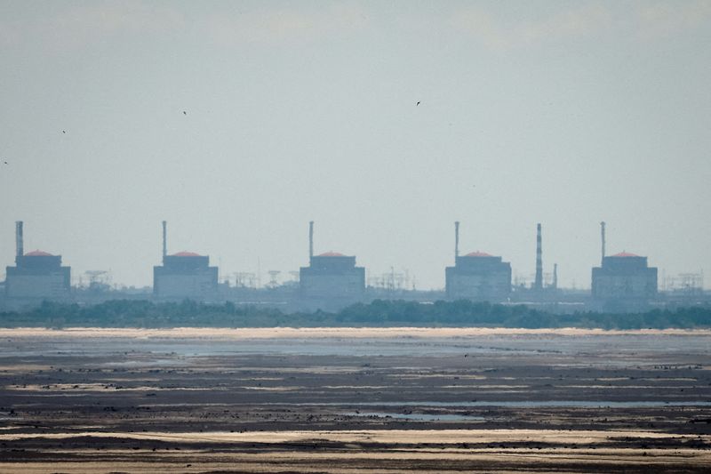 &copy; Reuters. Vue de la centrale nucléaire de Zaporijjia depuis la rive du réservoir de Kakhovka, près de la ville de Nikopol, après la rupture du barrage de Nova Kakhovka, dans le cadre de l'attaque russe contre l'Ukraine, dans la région de Dnipropetrovsk, en Ukr