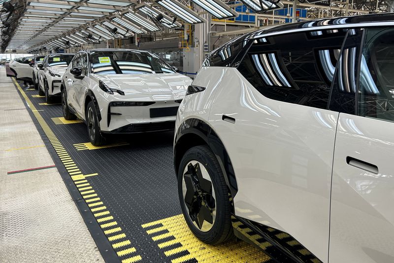 &copy; Reuters. Staff members work on an assembly line manufacturing Zeekr X trial production models, at the Geely's plant in Chengdu, Sichuan province, China April 13, 2023. REUTERS/Zoey Zhang/File Photo