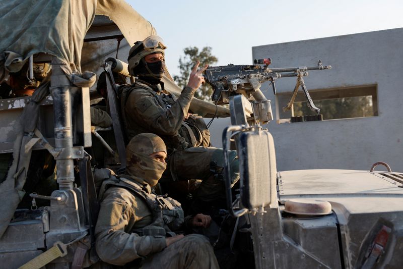 © Reuters. Israeli soldiers prepare to enter Gaza, April 7, 2024. REUTERS/Amir Cohen
