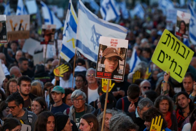 &copy; Reuters. Israelis rally for the immediate release of the hostages, six months after they were kidnapped during the deadly October 7 attack on Israel by Palestinian Islamist group Hamas from Gaza, near the Knesset, Israel's parliament in Jerusalem, April 7, 2024. R