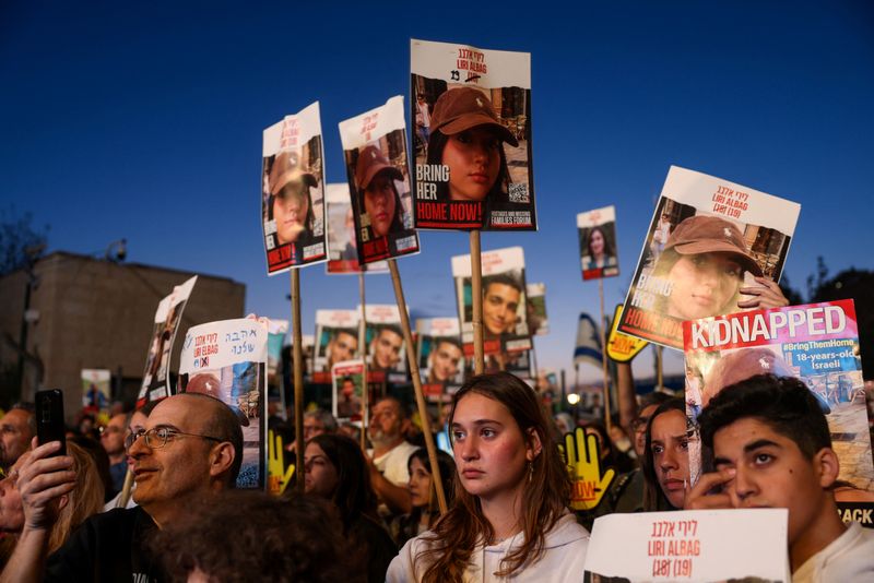 &copy; Reuters. إسرائيليون يتظاهرون للمطالبة بالإفراج عن الرهائن المحتجزين بغزة قرب مبني الكنيست الإسرائيلي بالقدس يوم الأحد. تصوير: رونين زفولون - رويترز