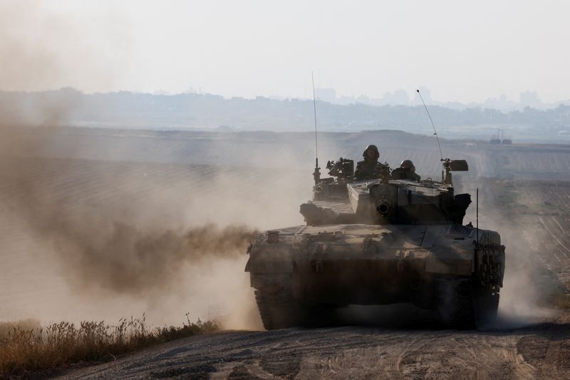 &copy; Reuters. 　４月７日、  イスラエルはパレスチナ自治区ガザ南部から１部隊を除く大半の兵士を撤退させたと発表した。写真は同日、イスラエル南部のガザとの境界付近を移動するイスラエル軍戦車