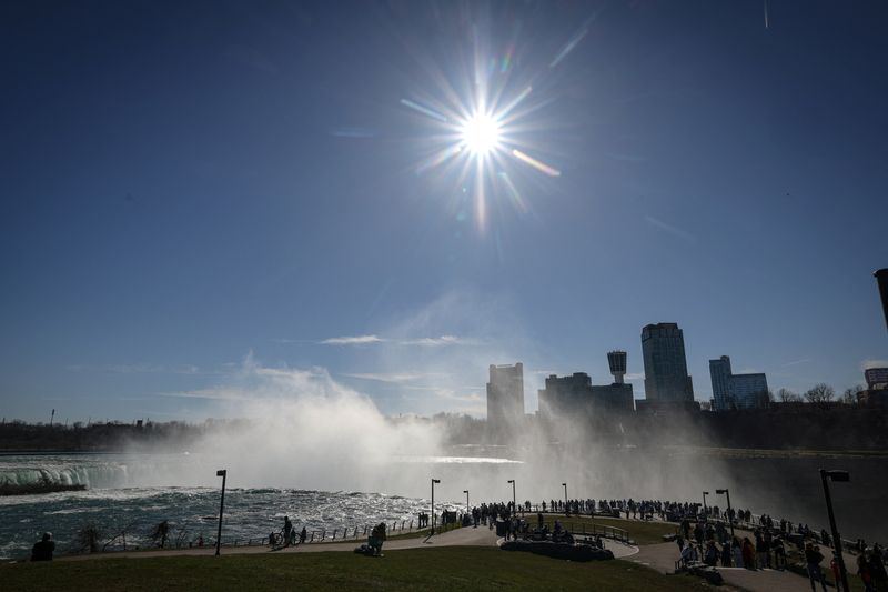 &copy; Reuters. Tourists look at the Horseshoe Falls, ahead of the Solar Eclipse that will take place across parts of the United States and Canada on April 8, at Niagara Falls, New York, U.S., April 7, 2024. REUTERS/Brendan McDermid