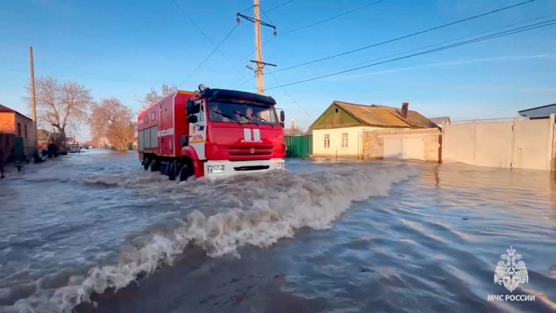 &copy; Reuters.  ４月７日、  ロシア南西部のウラル川でダム決壊に伴う大規模な洪水が発生し、少なくとも６０００世帯が被害を受けたほか、何千人もの流域住民が避難を強いられている。写真は６日、ウ