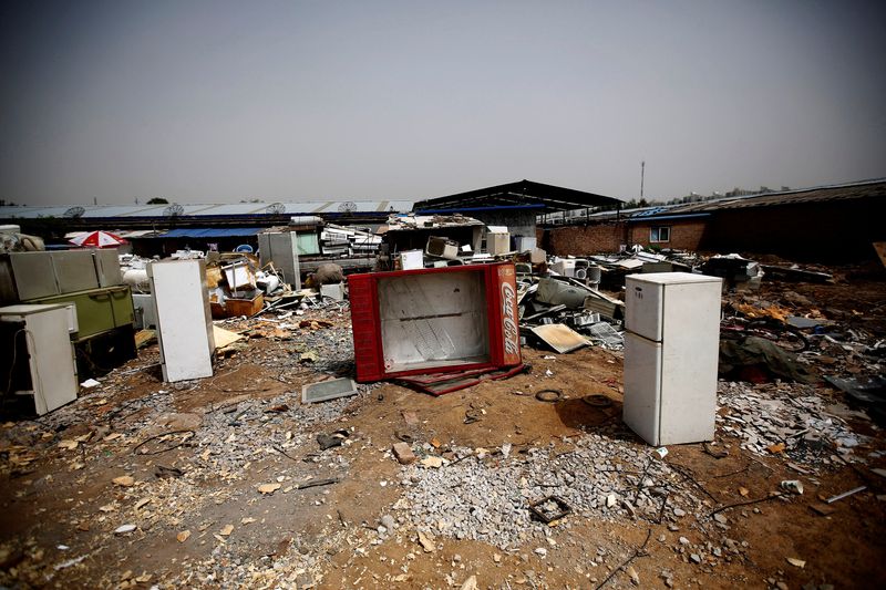 &copy; Reuters. FILE PHOTO: Broken fridges are seen in the yard of a recycling workers' tenement house in Dongxiaokou village in Beijing May 15, 2014.  REUTERS/Kim Kyung-Hoon/File Photo