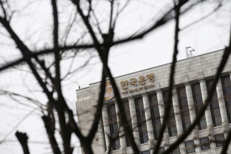&copy; Reuters. 　韓国銀行（中央銀行）のイ・スンホン元副総裁は５日、インフレとの戦いはまだ終わりには程遠く、年内の利下げは恐らくないだろうとの認識を示した。写真は韓国銀行の建物。ソウルで