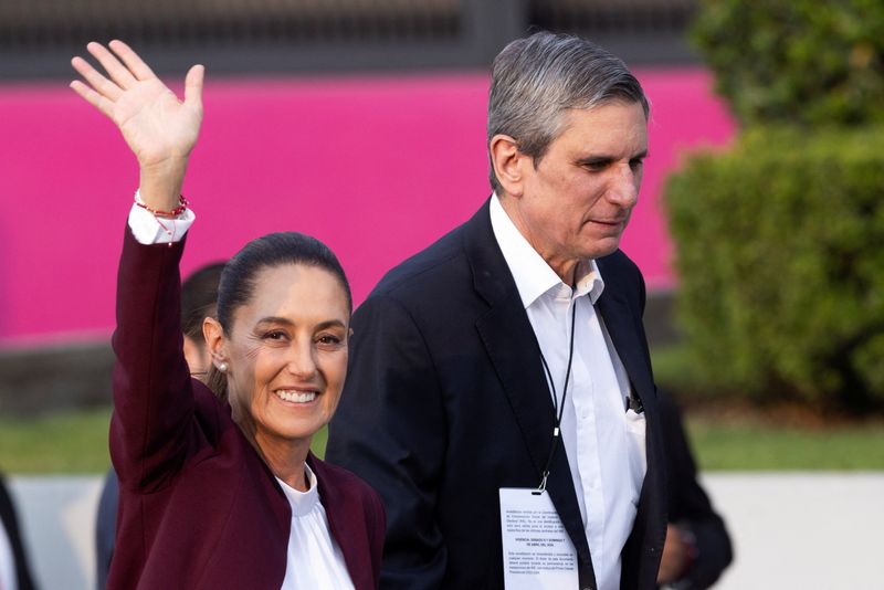 &copy; Reuters. Presidential candidate of the ruling Morena party Claudia Sheinbaum waves while arriving to the first presidential debate, at the facilities of the National Electoral Institute (INE), in Mexico City, Mexico, April 7, 2024. REUTERS/Quetzalli Nicte-Ha