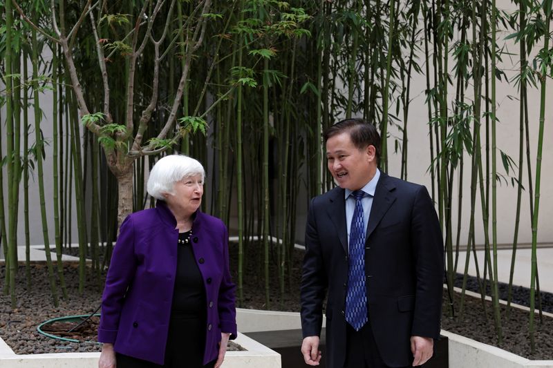 &copy; Reuters. 米中両国が金融安定を巡る問題で協力を深めていることが、米財務省当局者の話で分かった。写真は会談するイエレン米財務長官と中国人民銀行の行の潘功勝総裁。４月８日、北京で撮影（
