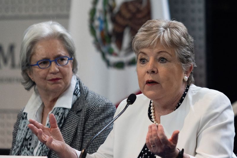 &copy; Reuters. エクアドルのメキシコ大使館職員は７日、メキシコに帰国した。エクアドルの警察が首都キトのメキシコ大使館に強行突入してグラス元副大統領を逮捕したことを受け、メキシコは同国との
