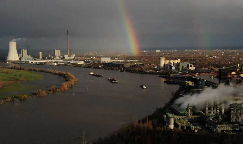 &copy; Reuters. Un arcobaleno appare sopra la centrale a carbone di Walsum e l'acciaieria di ThyssenKrupp a Duisburg, 24 novembre 2023. REUTERS/Stephane Nitschke/File Photo