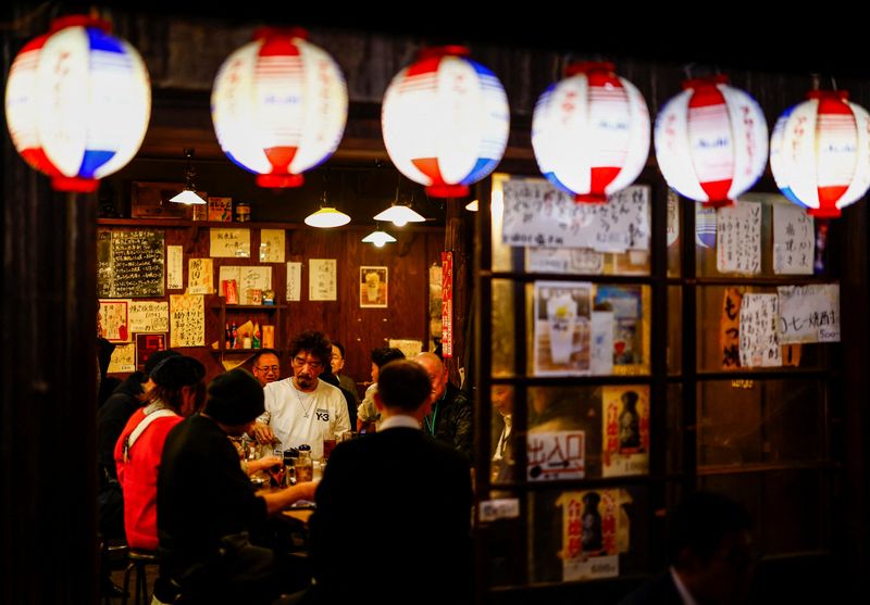 &copy; Reuters. People enjoy drinks and food at an izakaya pub restaurant at the Ameyoko shopping district, in Tokyo, Japan February 15, 2024. REUTERS/Issei Kato/File Photo