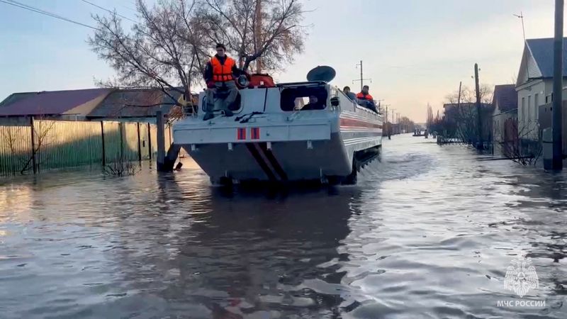 &copy; Reuters. Rescuers search for residents to evacuate as they drive in a flooded residential area in the city of Orsk, Russia, April 6, 2024, in this still image taken from video. Russian Emergencies Ministry/Handout via REUTERS/ File Photo