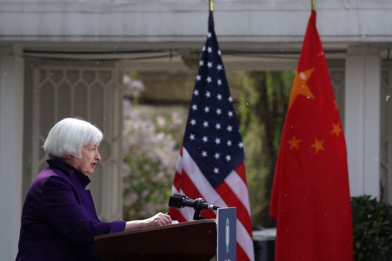 &copy; Reuters. La secretaria del Tesoro de Estados Unidos, Janet Yellen, durante una rueda de prensa en Pekín, China. 8 de abril de 2024. REUTERS/Florence Lo