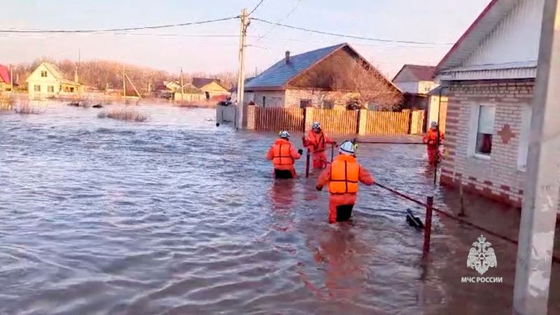 &copy; Reuters. عمال إنقاذ يعملون في منطقة سكنية مغمورة بمياه الفيضان في مدينة أورسك بروسيا في صورة مأخوذة من مقطع فيديو. يوم السادس من أبريل نيسان 2024. صورة 