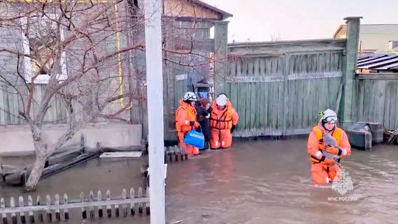 &copy; Reuters. Photo d'archives: Des sauveteurs aident une habitante pendant l'évacuation d'une zone inondée dans la ville d'Orsk, en Russie. /Capture de vidéo du 6 avril 2024/REUTERS/Ministère russe des situations d'urgence 