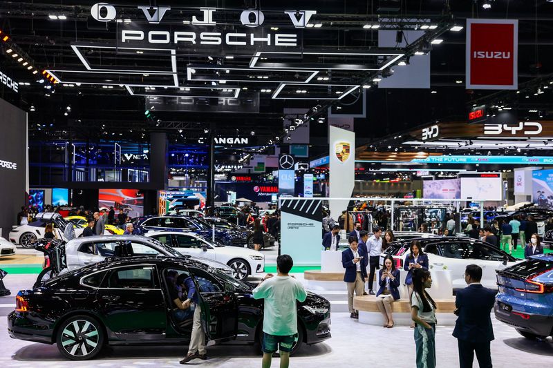&copy; Reuters. タイで７日まで開催されていたバンコク国際モーターショーは、トヨタ自動車主導で購入予約が２７．５％増加した。写真は３月２５日撮影（２０２４年　ロイター／Chalinee Thirasupa）