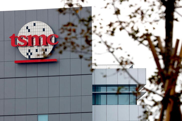 &copy; Reuters. ４月８日、米商務省は、半導体受託生産大手、台湾積体電路製造（ＴＳＭＣ）のアリゾナ州フェニックスでの先端半導体生産に６６億ドルの補助金と低利政府融資を最大５０億ドルを供与す