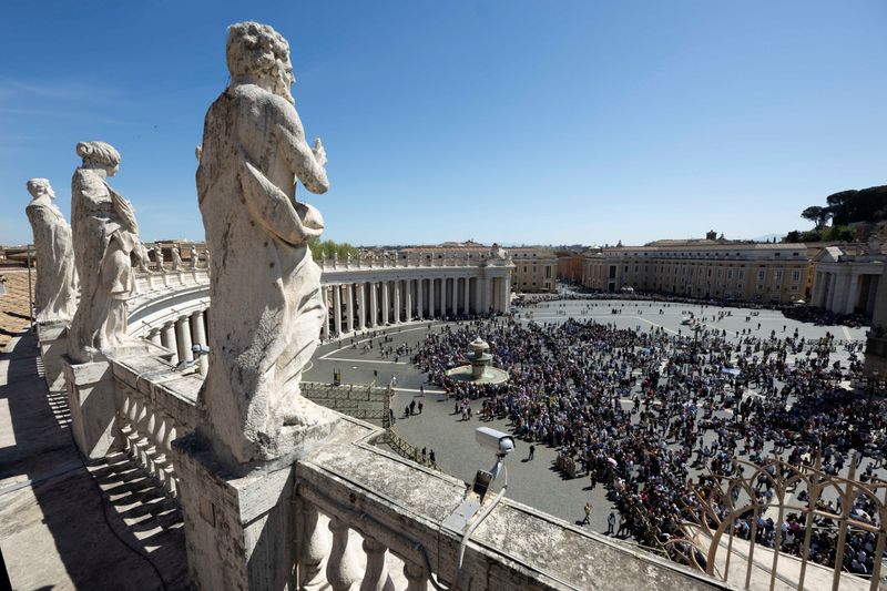 &copy; Reuters. People attend the Regina Caeli prayer led by Pope Francis at the Vatican, April 7, 2024. Vatican Media/­Handout via REUTERS/ File photo