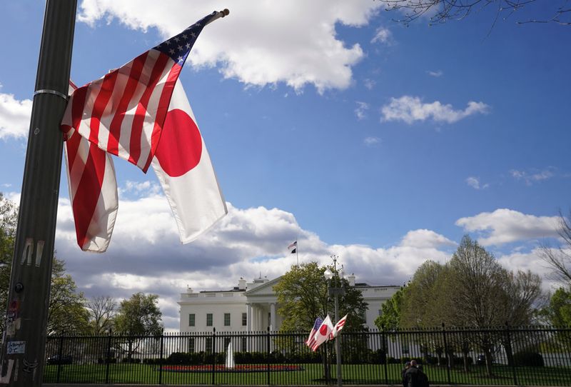 © Reuters. Japanese and U.S. Flags fly side by side in front of the White House ahead next week’s State Visit of Japanese Prime Minister Fumio Kishida to Washington, U.S., April 5, 2024.  REUTERS/Kevin Lamarque