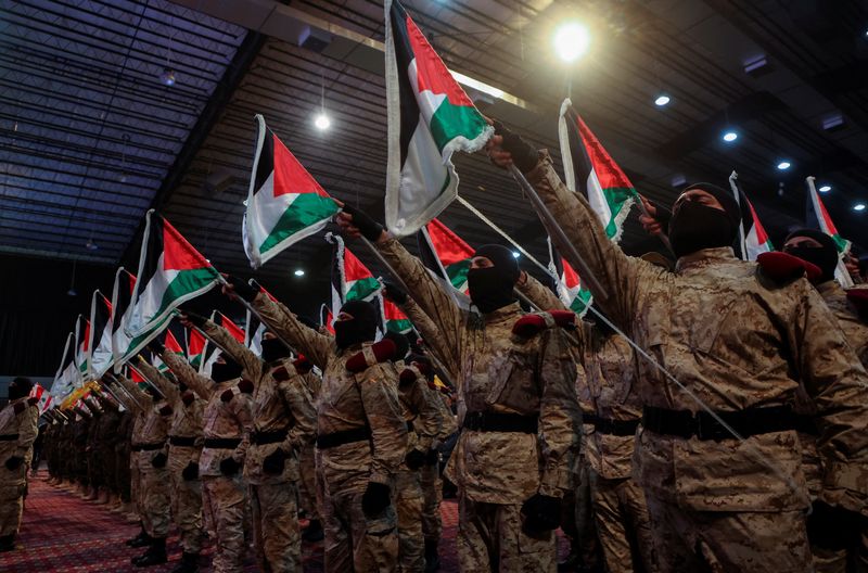 &copy; Reuters. イスラエル軍は８日早く、レバノン南部の村を空爆し、親イラン武装組織ヒズボラの野戦司令官を殺害した。ヒズボラ構成員のパレード、ベイルート近郊で５日撮影。（2024年　ロイター/Moha