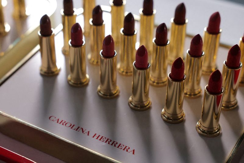 &copy; Reuters. Photo d'archives: Des rouges à lèvres dans les coulisses du défilé de la collection Carolina Herrera Automne/Hiver 2024 lors de la semaine de la mode de New York, à New York City, aux États-Unis. /Photo prise le 12 février 2024/REUTERS/Andrew Kelly