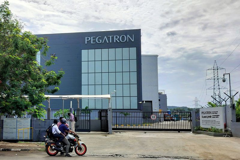 &copy; Reuters. FILE PHOTO: People are seen outside the main gate of the Pegatron facility near Chennai, India, September 26, 2023. REUTERS/Praveen Paramasivam/File Photo