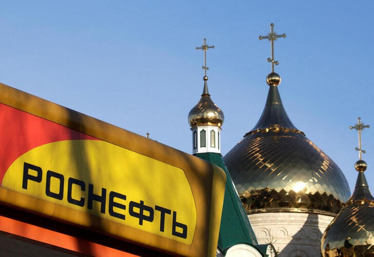 © Reuters. شعار شركة النفط الروسية روسنفت على محطة وقود بالقرب من كنيسة في مدينة ستافروبول بجنوب روسيا في صورة من أرشيف رويترز.