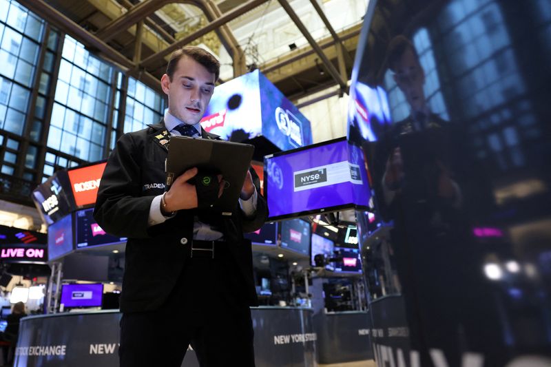 &copy; Reuters. Un trader travaille dans la salle des marchés du New York Stock Exchange (NYSE) à New York City, aux États-Unis. /Photo prise le 5 avril 2024/REUTERS/Andrew Kelly