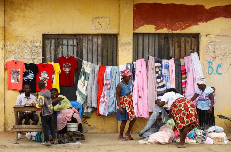 &copy; Reuters. FILE PHOTO: Street vendors are seen serving customers in Camama, on the outskirts of the capital Luanda, in Angola, August 20, 2022. REUTERS/Siphiwe Sibeko/File Photo