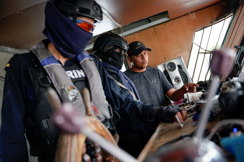 &copy; Reuters. FOTO DE ARCHIVO: Miembros de la Armada de Ecuador hablan con el capitán de un barco que están inspeccionando durante una patrulla fluvial, mientras el país lucha por controlar la espiral de violencia, en Guayaquil, Ecuador. 28 de marzo, 2024. REUTERS/S