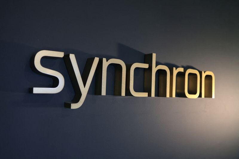 &copy; Reuters. Le logo de Synchron dans son bureau de Brooklyn, à New York, aux États-Unis. /Photo prise le 4 avril 2024/REUTERS/Andrew Kelly