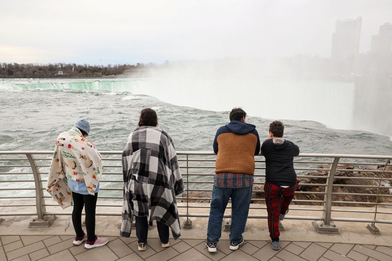 &copy; Reuters. Tourists look at the Horseshoe Falls, ahead of the Solar Eclipse that will take place across parts of the United States and Canada, at Niagara Falls, New York, U.S., April 8, 2024. REUTERS/Brendan McDermid