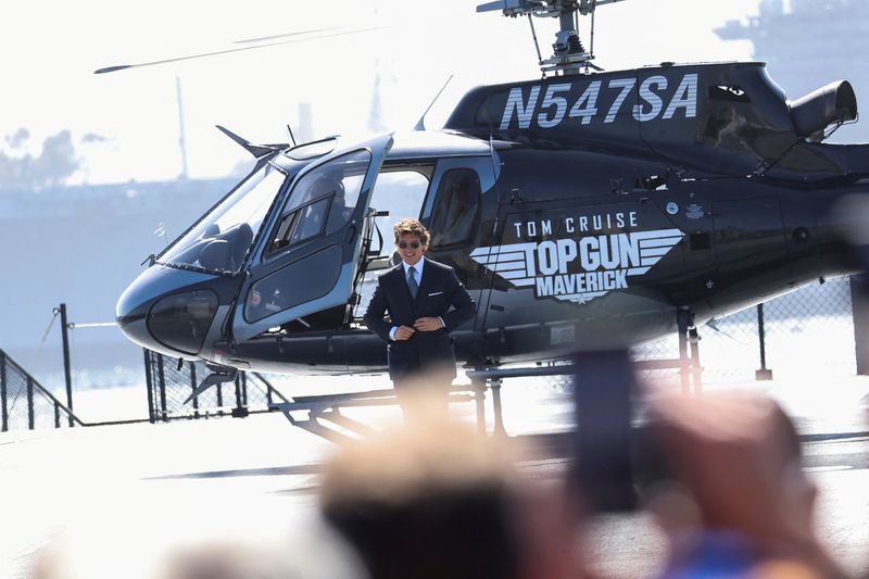 &copy; Reuters. FOTO DE ARCHIVO: El miembro del reparto Tom Cruise llega al estreno mundial de la película Top Gun: Maverick en el Museo USS Midway en San Diego, California, Estados Unidos. 4 de mayo de 2022. REUTERS/Mario Anzuoni/Foto de archivo