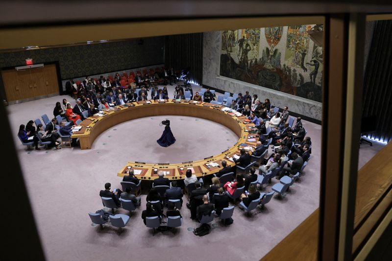 &copy; Reuters. FOTO DE ARCHIVO: Miembros del Consejo de Seguridad de las Naciones Unidas se reúnen el día de la votación de una resolución sobre Gaza que exige un alto el fuego inmediato durante el mes de Ramadán que conduzca a un alto el fuego permanente y sosteni