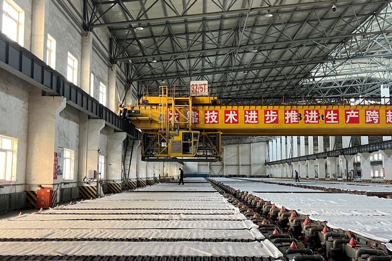 &copy; Reuters. عاملون داخل مصنع لصهر النحاس في مدينة يانتاي بإقليم شاندونغ في الصين يوم 26 أبريل نيسان 2023. تصوير: سي يي ليو - رويترز