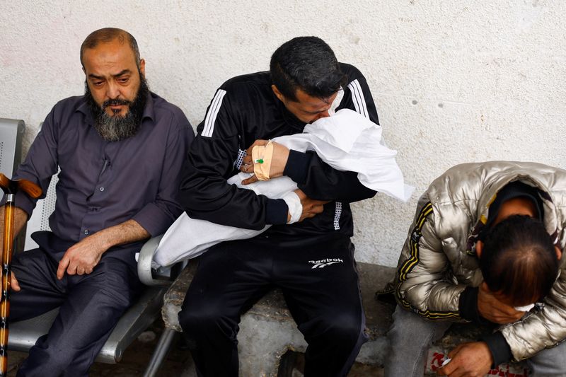 &copy; Reuters. فلسطيني يحمل جثمان طفله الذي قتل في غارة إسرائيلية في رفح بجنوب قطاع غوة يوم الرابع من أبريل نيسان 2024. تصوير: محمد سالم - رويترز