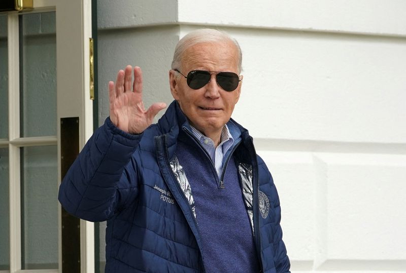 &copy; Reuters. FILE PHOTO: U.S. President Joe Biden waves as he departs for Baltimore from the White House in Washington, U.S., April 5,  2024. REUTERS/Kevin Lamarque/File Photo