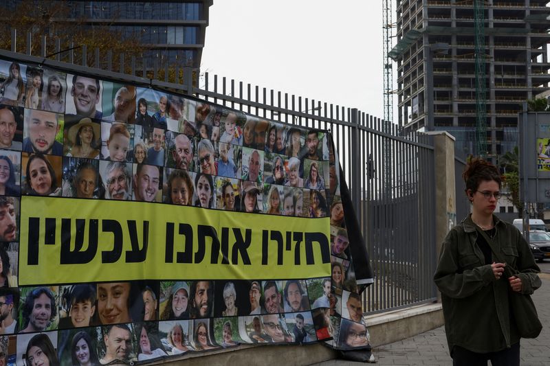 © Reuters. Una persona pasa junto a carteles con imágenes de los rehenes secuestrados en el mortífero ataque del 7 de octubre contra Israel perpetrado por el grupo islamista palestino Hamás desde Gaza, en Tel Aviv
April 8, 2024. REUTERS/Hannah McKay
