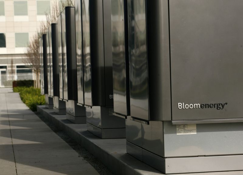 &copy; Reuters. FILE PHOTO: A bank of Bloom Energy servers named the "Bloom Box" are shown at the headquarters of eBay in San Jose, California February 25, 2010. REUTERS/Robert Galbraith/File Photo
