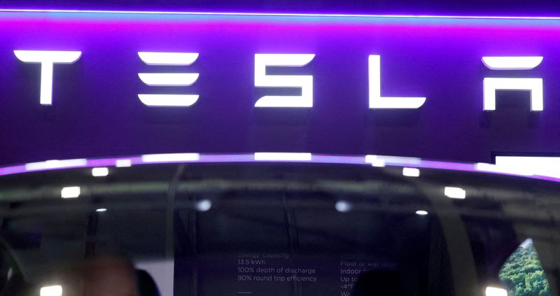 © Reuters. FILE PHOTO: The logo of Tesla on display at the Everything Electric exhibition at the ExCeL London international exhibition and convention centre in London, Britain, March 28, 2024.  REUTERS/Peter Cziborra/File Photo
