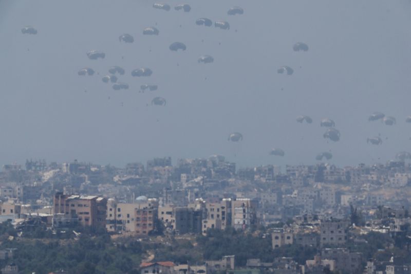 &copy; Reuters. عملية إسقاط المساعدات الإنسانية جوا من إحدى الطائرات فوق قطاع غزة كما شوهدت من إسرائيل في السابع من أبريل نيسان 2024 . تصوير: أمير كوهين - رويتر