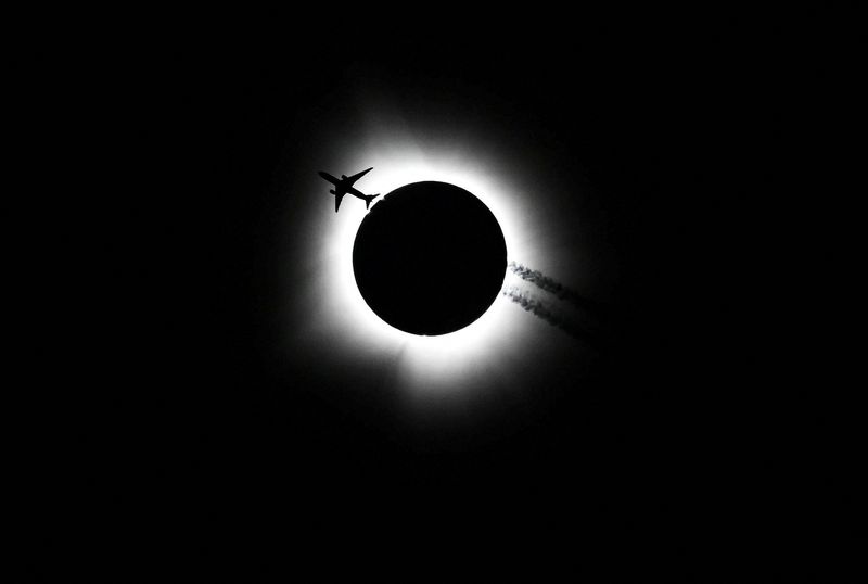 &copy; Reuters. Aeronave passa perto de eclipse total em Bloomington, Indiana, nos EUA
08/04/2024
Bobby Goddin/USA Today Network via REUTERS 