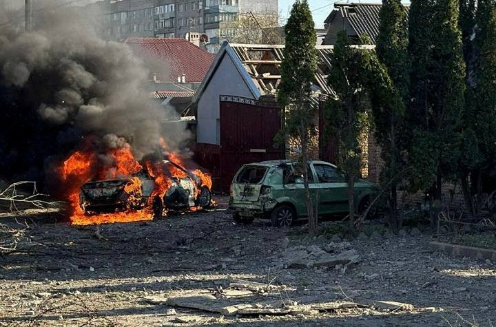 &copy; Reuters. سيارة تحترق داخل موقع تعرض لهجوم صاروخي روسي على منطقة زابوريجيا في جنوب أوكرانيا في الخامس من أبريل نيسان 2024 . صورة لرويترز من الخدمة الصحف