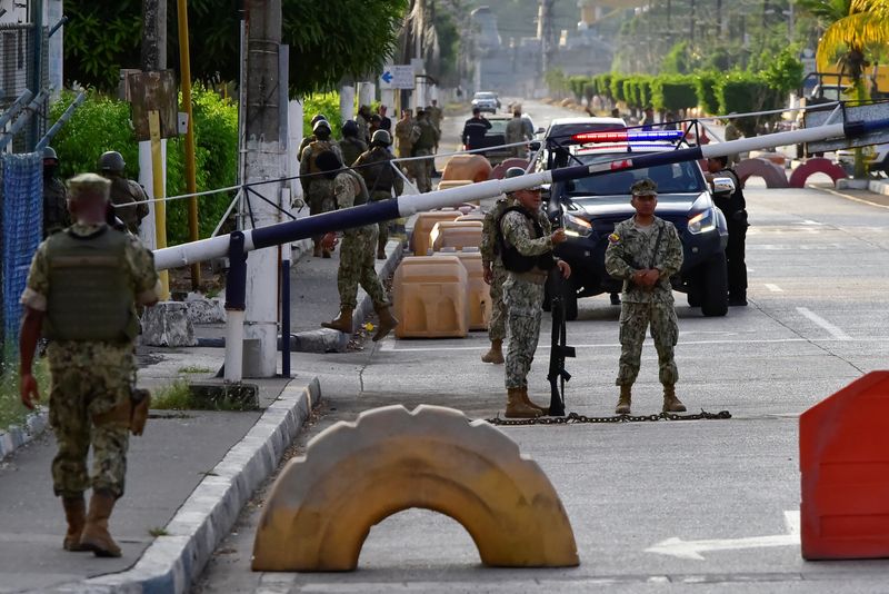 ©Reuters.  Members of the Ecuadorian Navy at the main entrance of the Naval Hospital, where detained former Ecuadorian Vice President Jorge Glas was taken after he fell ill in a prison following his arrest during a police raid in the Mexican Embassy Quito, in Guayaquil, Ecuador, April 8, 2024. REUTERS/Vicente Gaibor del Pino