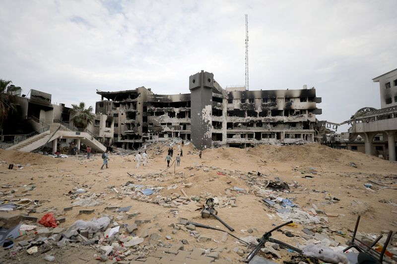 &copy; Reuters. Rescuers and medics search for dead bodies inside the damaged Al Shifa Hospital after Israeli forces withdrew from the hospital and the area around it following a two-week operation, amid the ongoing conflict between Israel and Hamas, in Gaza City April 8